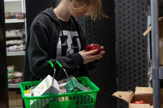 Student grabs groceries in Lobo's Pantry