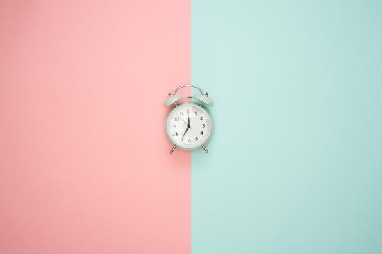 Photo of clock with a background divided in 2 colors