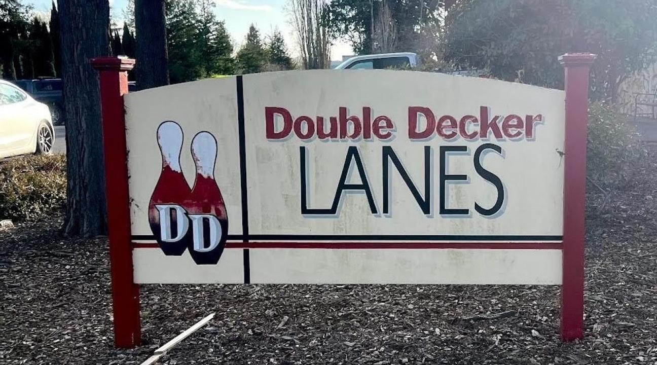 Double decker lanes street sign