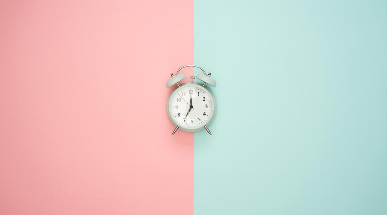 Photo of clock with a background divided in 2 colors