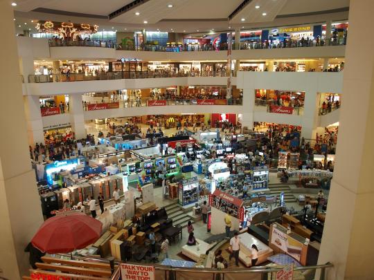 Shopping mall with stores open due to daylight savings